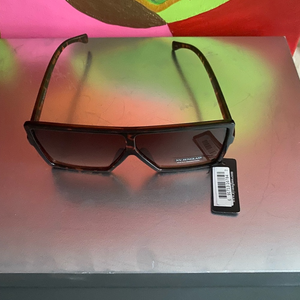 NY. SUNGLASSES